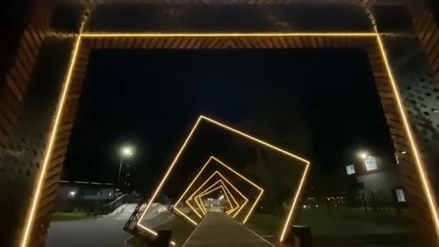 Неоновые квадраты украсили парк в Белогорске