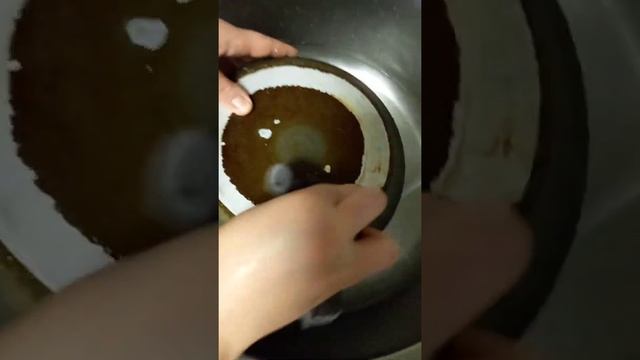 Отмываем гарь с жаровни от мультиварки.
