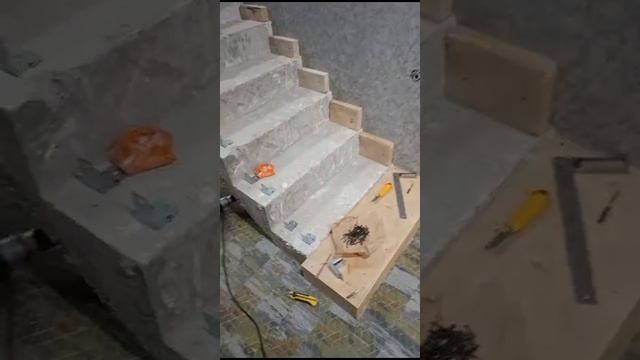 DEUX4048 Выравнивание бетонной лестницы и обшивка фанерой