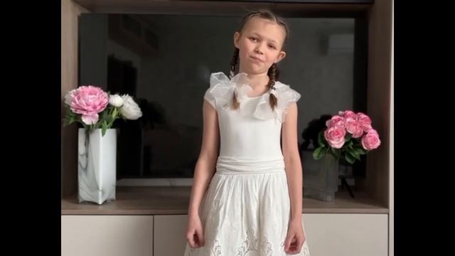 Маринина Ксения, 9 лет. Читает пронзительное стихотворение Л. Шмидт о войне 