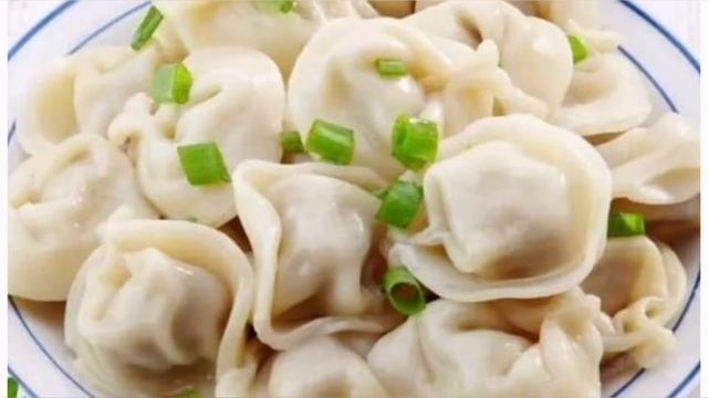 шлепа ест пельмени