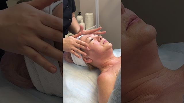 Этап тонизации в массаже лица.