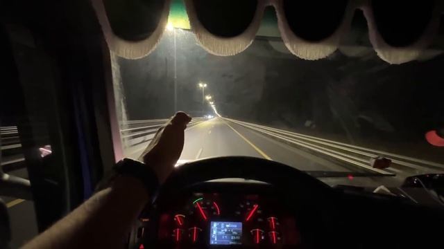 Да простят меня транспортные! Где водители? За забором все!