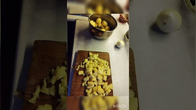 салат. картошка, лук и огурец, Перец, соль и всё)