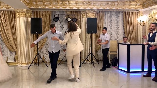 Гостья убила танцпол своим танцем! Тамада охрип полностью