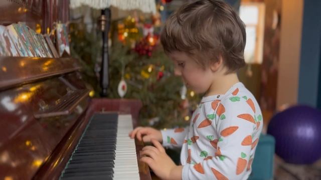 Репетирует Калинку-малинку к новому году