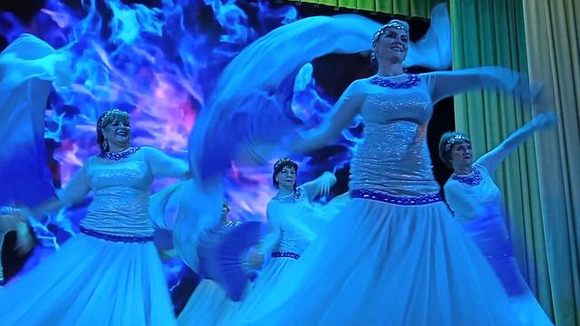Выступление женской танцевальной группы 