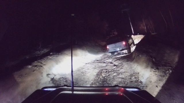 2020-02: Defender 110 Trying To Keep Up With The Mighty Hilux!