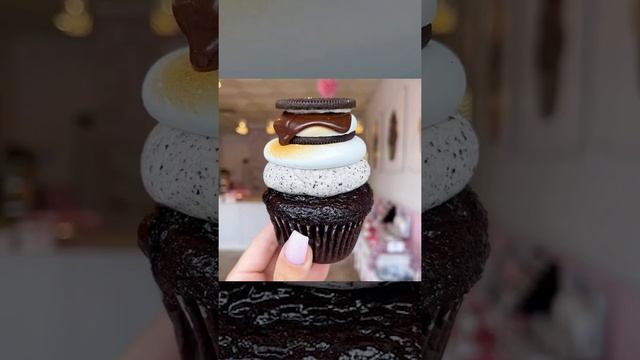 Кекс. Сверху сливочный крем Oreo и глазурь из зефира 🎊❤️ #shorts