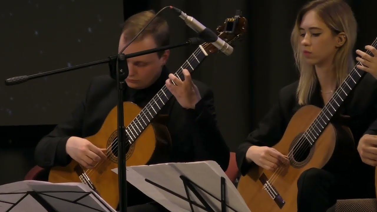 Богемская рапсодия и Ф. Гласс на восьми гитарах. Играет  «Лига»