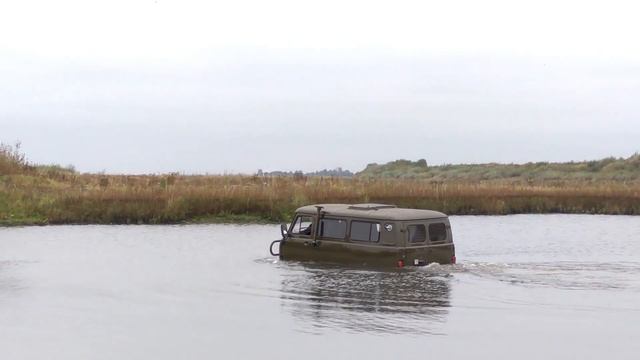 Узола Плавает