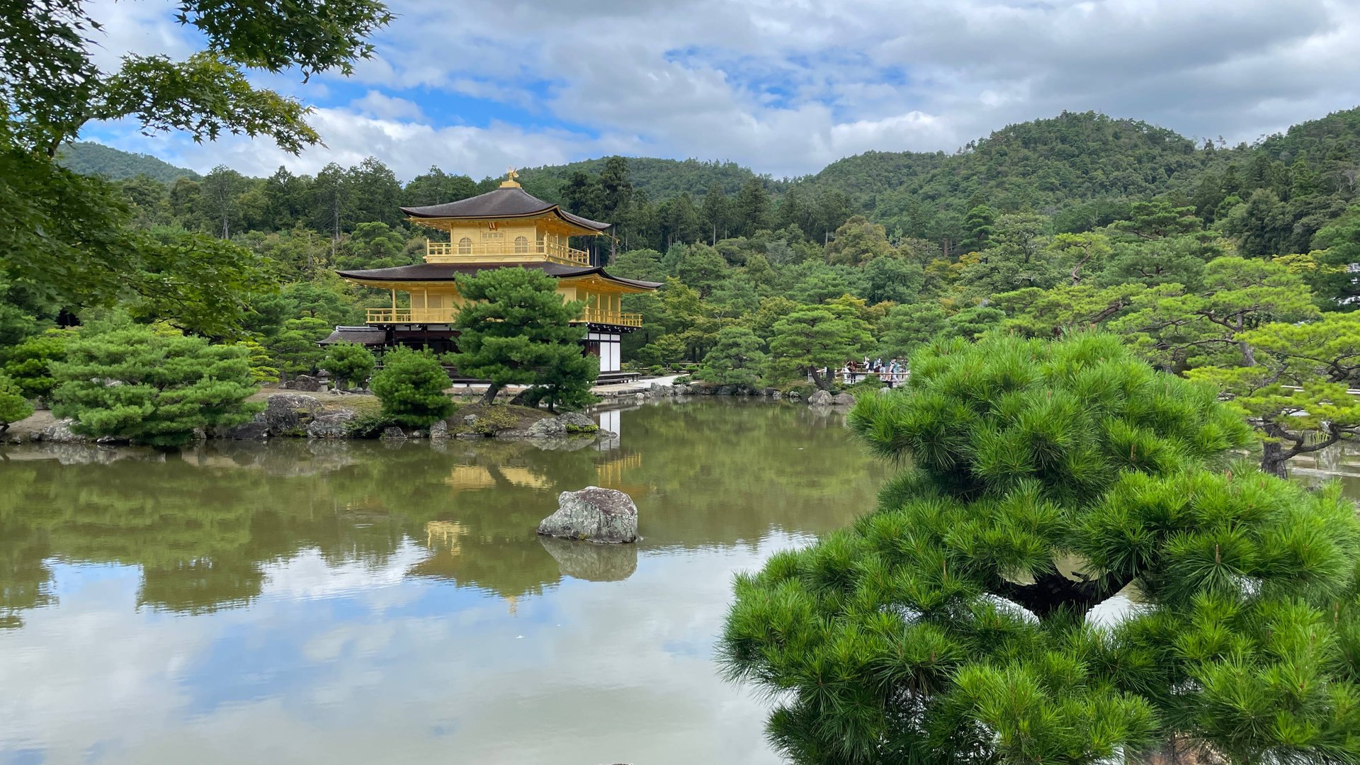 Кинкаку-дзи (яп. 金閣寺 Кинкакудзи, Золотой павильон) 
Kinkaku-ji (Temple Of The Golden Pavilion)