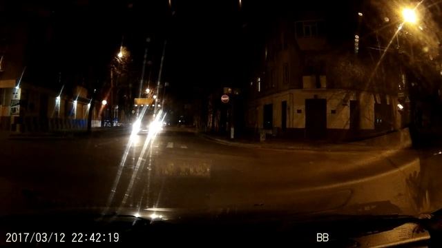 Полиция как гайцы тормозит фуры под мостом.Кременчуг