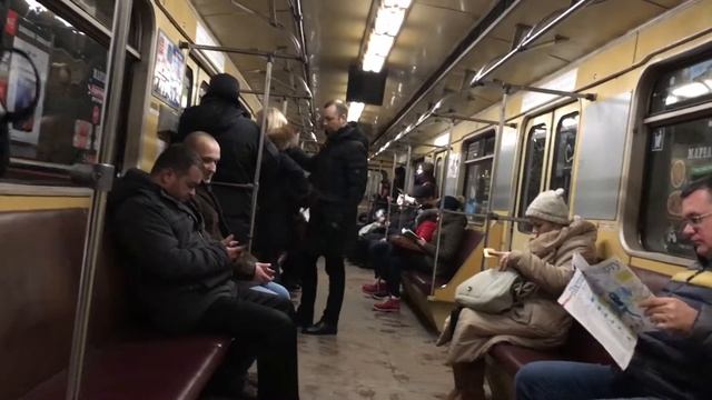Київ. Уличный музыкант на метро. Київ. Вуличний музикант на метро.ORANGE.ua