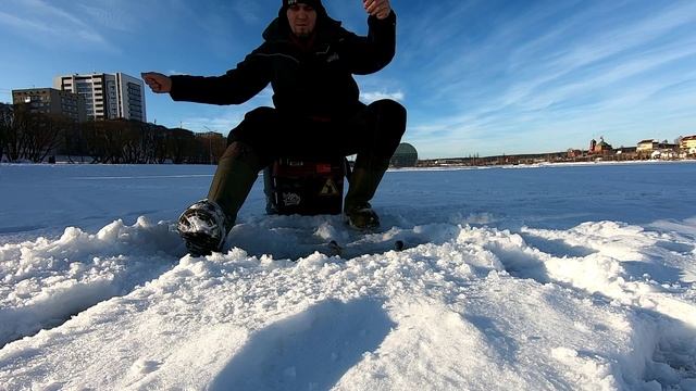 Со льда на блесну. Провинциальный вайб набережной городского пруда.