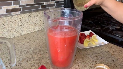 HOW TO MAKE THE BEST HOMEMADE STRAWBERRY LEMONADE