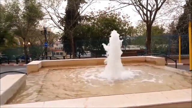 Хрустальных струй волшебное сплетенье!