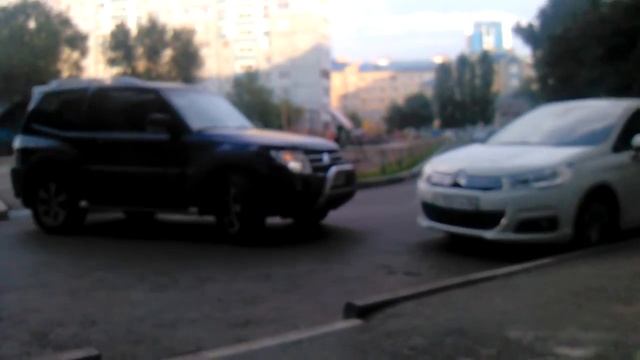 Разворот во дворе, угадайте кто за рулем!