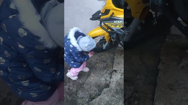 Мирослава и мотоцикл Ataki Carerra 300 Техника любит чистоту