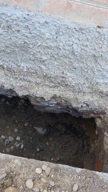 протекающая канализация посадила угол дома, как исправить.