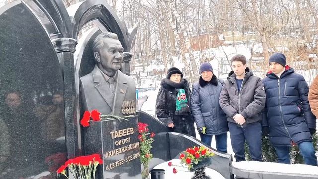 Татарский мир. В штабе татар, возложение цветов со связи 95 летием.