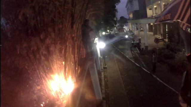 Memadamkan Si Jago Merah Dengan Alat Seadanya.,