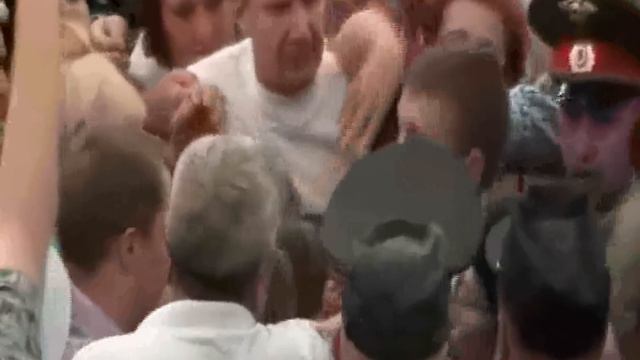 В Перми Жириновский раздавал деньги.avi