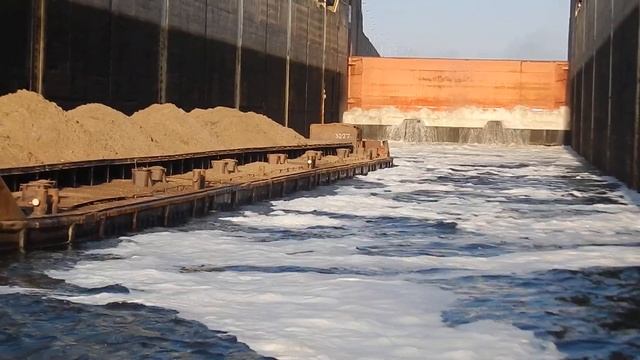 Теплоход М8 в шлюзе Набережных Челнов, сентябрь 2023 г.