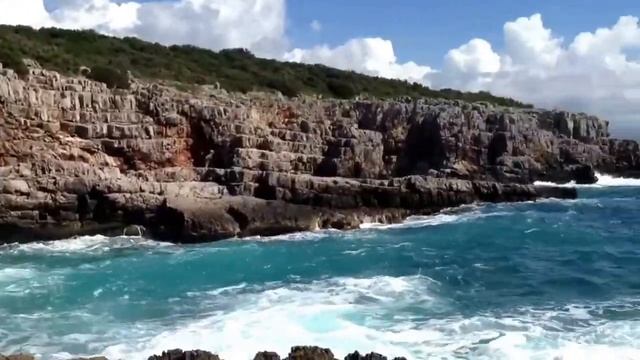 Скалистый пляж в Луштице (Черногория)