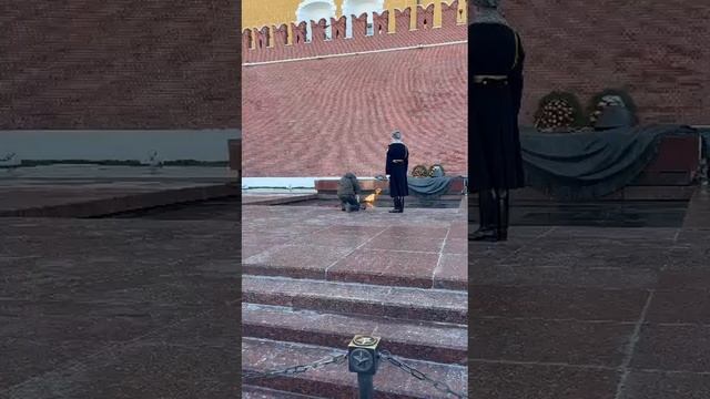 Ещё однин раненый воин СВО почтил память предков у Могилы неизвестного солдата в Москве.