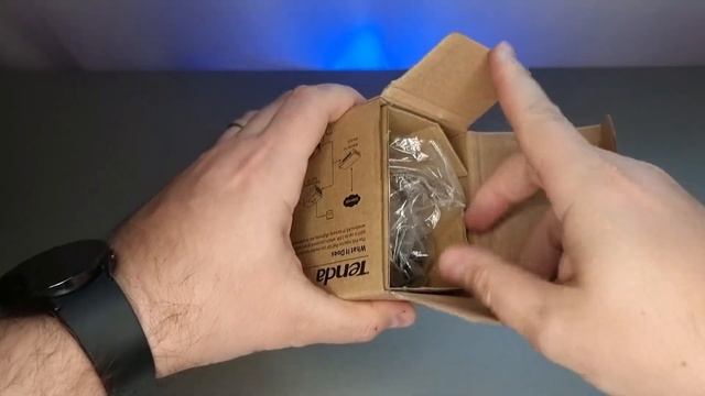 Tenda 10/100Mbps PoE Injector - What's In The Box | MovieNews.ro