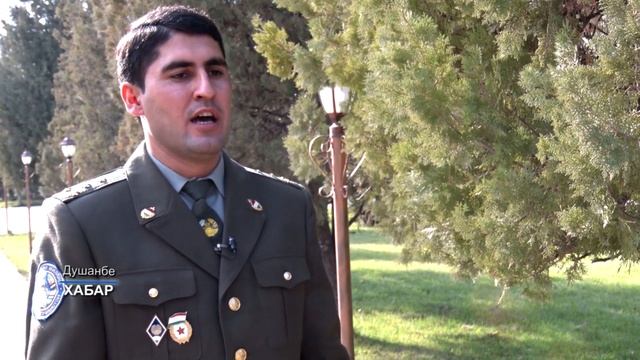 Афсарону сарбозони Гвардияи миллӣ аз Рӯзи Парчами давлатӣ истиқбол карданд