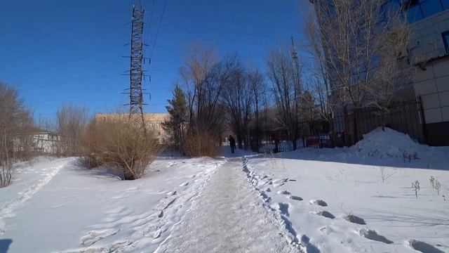 К площади у ЗАГCа через скверик от перекрёстка Ипподромной и Московской в феврале 2022 года