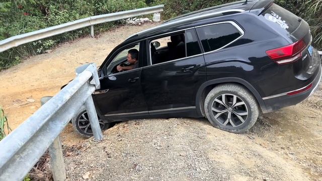 途昂車頭翹起50度，車主居然向輪胎下墊草，年度最有趣的車主！【王成佛半山木屋农场】#Volkswagen#越野#car#途昂