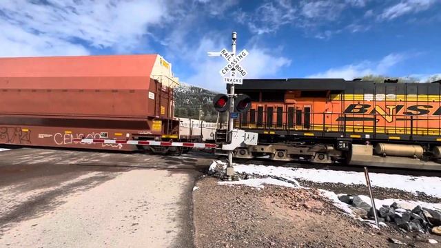 BNSF #7601 Lead’s The Solo NB J-NEWINB9-27A Through The Palmer Divide 4/28/24.