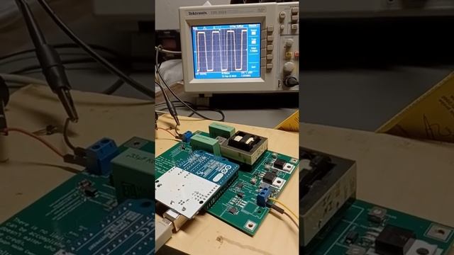 Programable High-voltage 1K To 15Khz Square Wave Oscillator