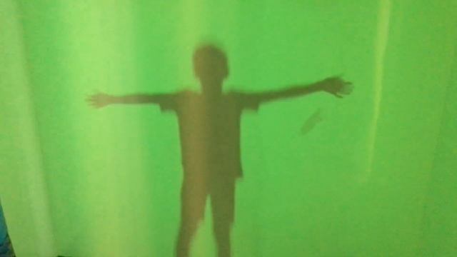 Демонстрация на флуоресценция от екран. Забавна физика за деца.