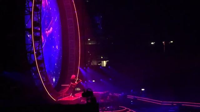 Queen + Adam Lambert - Guitar Solo Brian May (Milano 10-2-2015)(Mediolanum Forum)