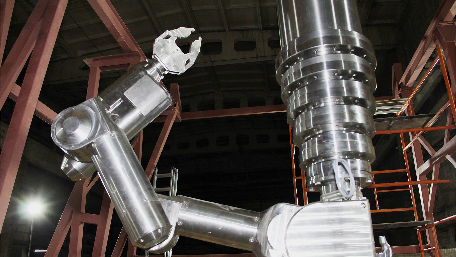 Силовой манипулятор для работы в радиационно-защитных камерах