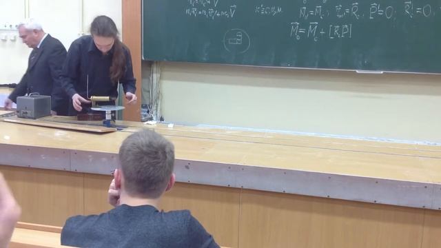 закон сохраниния момента импульса 5
