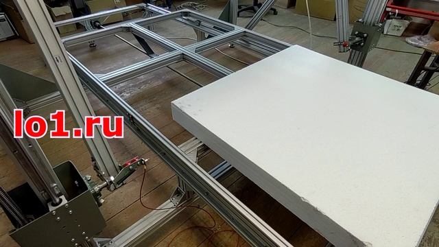 Резка пенопласта на абразивном станке.