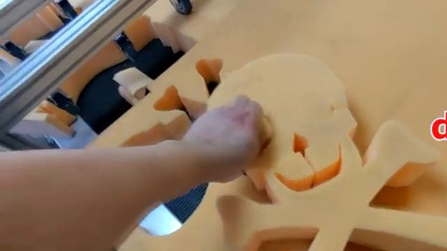 Как вырезать фигуру из листа поролона.