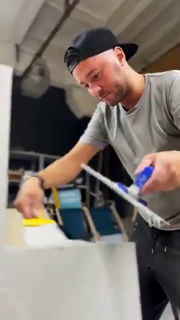 Стенд с кроссовками из микробетона MicroDec. Работа выполнена 