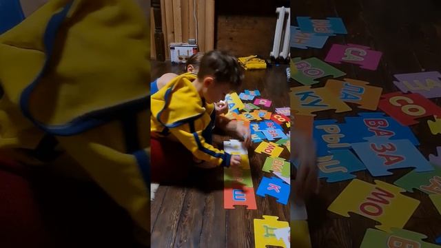 Малыш Ратибор учится читать. Возраст 3 года и 2 месяца.