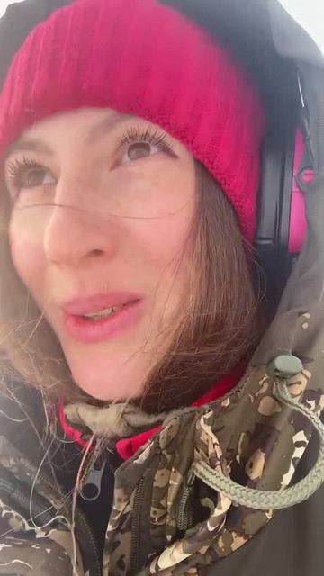 Настюшка в поле выслеживает фазана