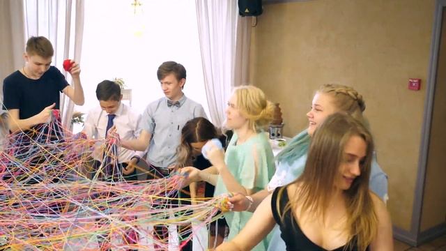 Необычный флешмоб на выпускном. Всё дело в нитках!!!