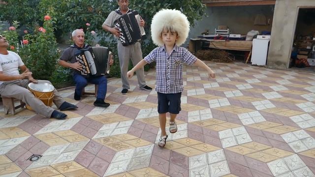 Мальчик танцует лезгинку
