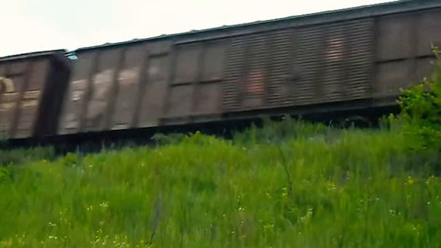 ТЭП70 - 402 следует резервом.2ТЭ25Км - 0133 с грузовым поездом.