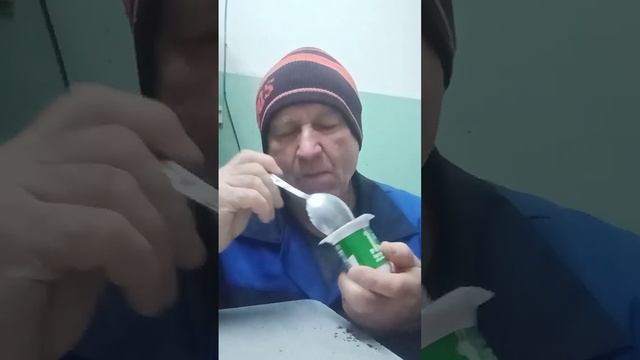 На ночь биойогурт и халва ем на работе