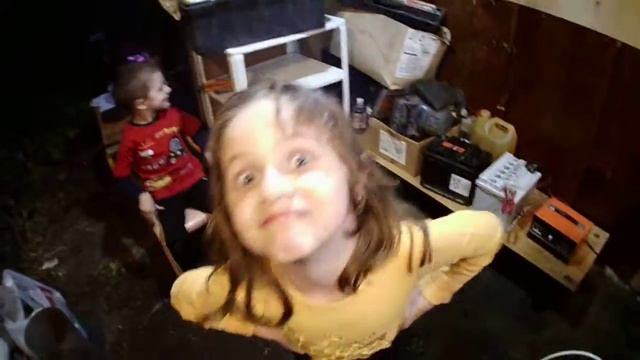 Вика и Сережа танцуют под музыку грибы